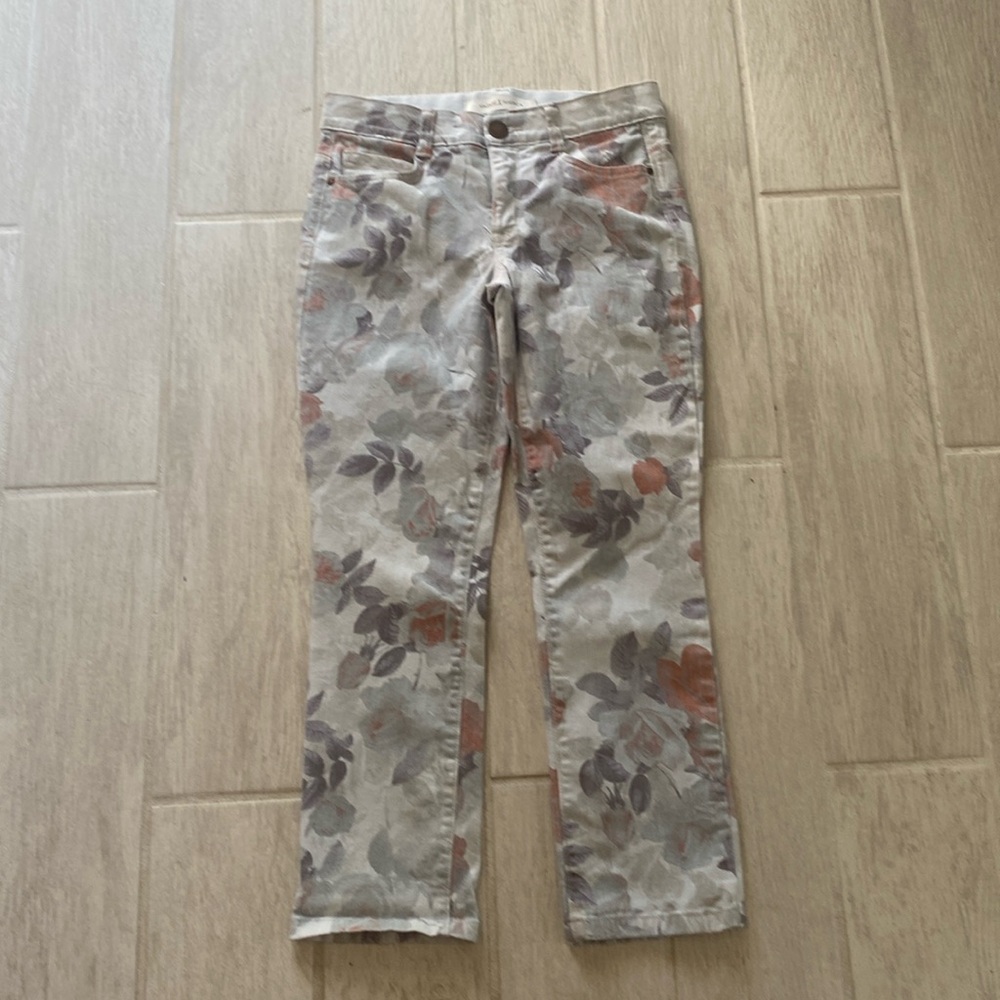Vintage X America.Size 2/26.Straight leg jeans.So flattering Waist Elastic band